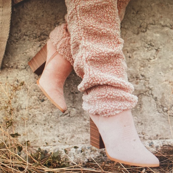 🎄Not Available🎄Bounty Faux Fur Sherpa Pink Blush Western Heeled Boots - NIB - Picture 10 of 11